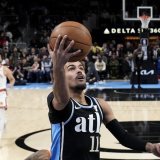Trae Young a passé le seuil des 10'000 points en NBA à l'occasion de la venue de San Antonio. KEYSTONE/AP/John Bazemore